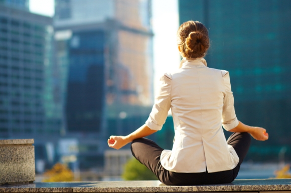 images_mujeres_arriba_temas_mujeres_arriba_salud_y_bienestar_mujermeditando images_mujeres_arriba_temas_mujeres_arriba_salud_y_bienestar_mujermeditando