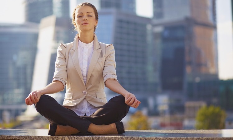mulher-meditando-na-cidade mulher-meditando-na-cidade